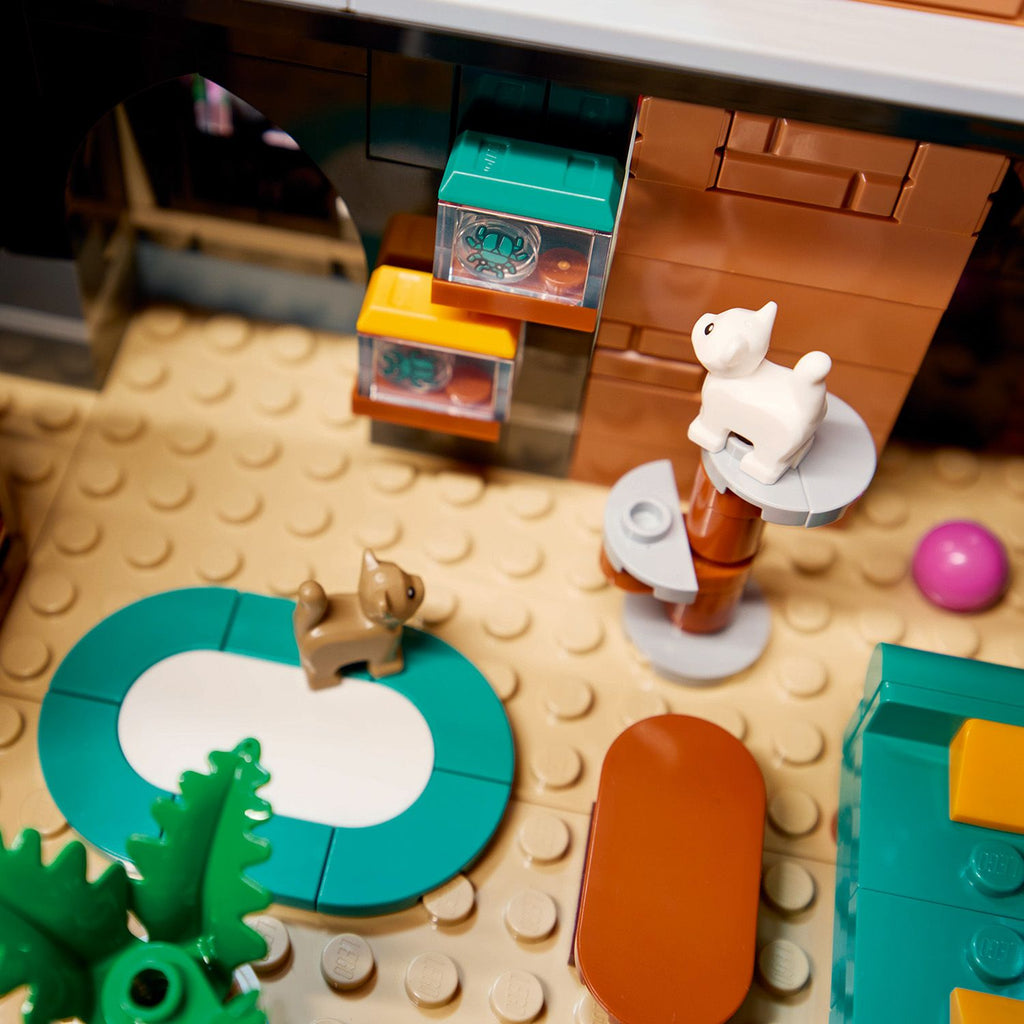 LEGO? Icons Tudor Corner