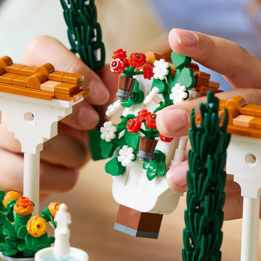 LEGO? Icons Fountain Garden