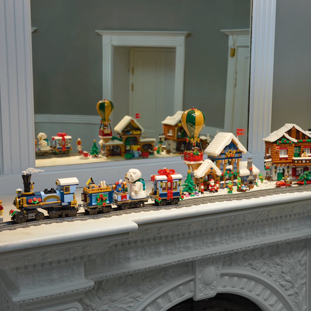 LEGO? Icons Holiday Express Train