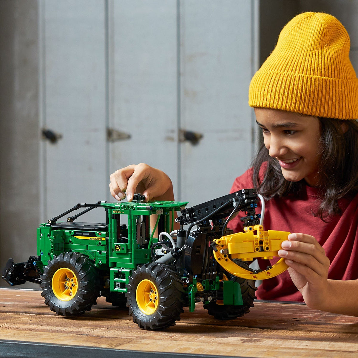 LEGO? Technic John Deere 948L-II Skidder