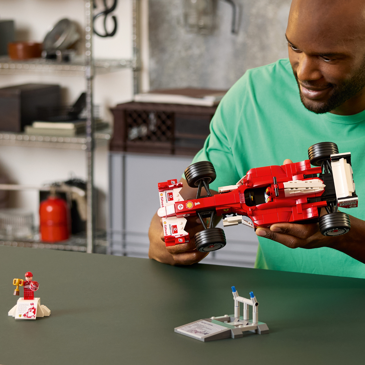 LEGO? Icons Ferrari F2004 & Michael Schumacher