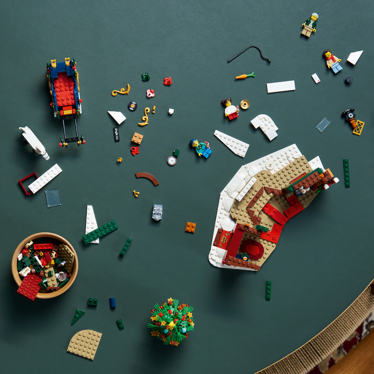 LEGO? Icons Holiday House