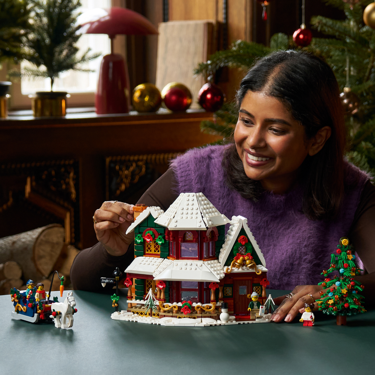 LEGO? Icons Holiday House