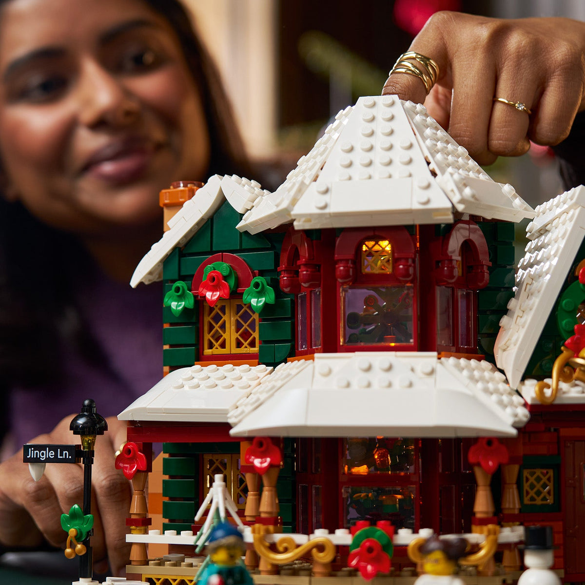 LEGO? Icons Holiday House