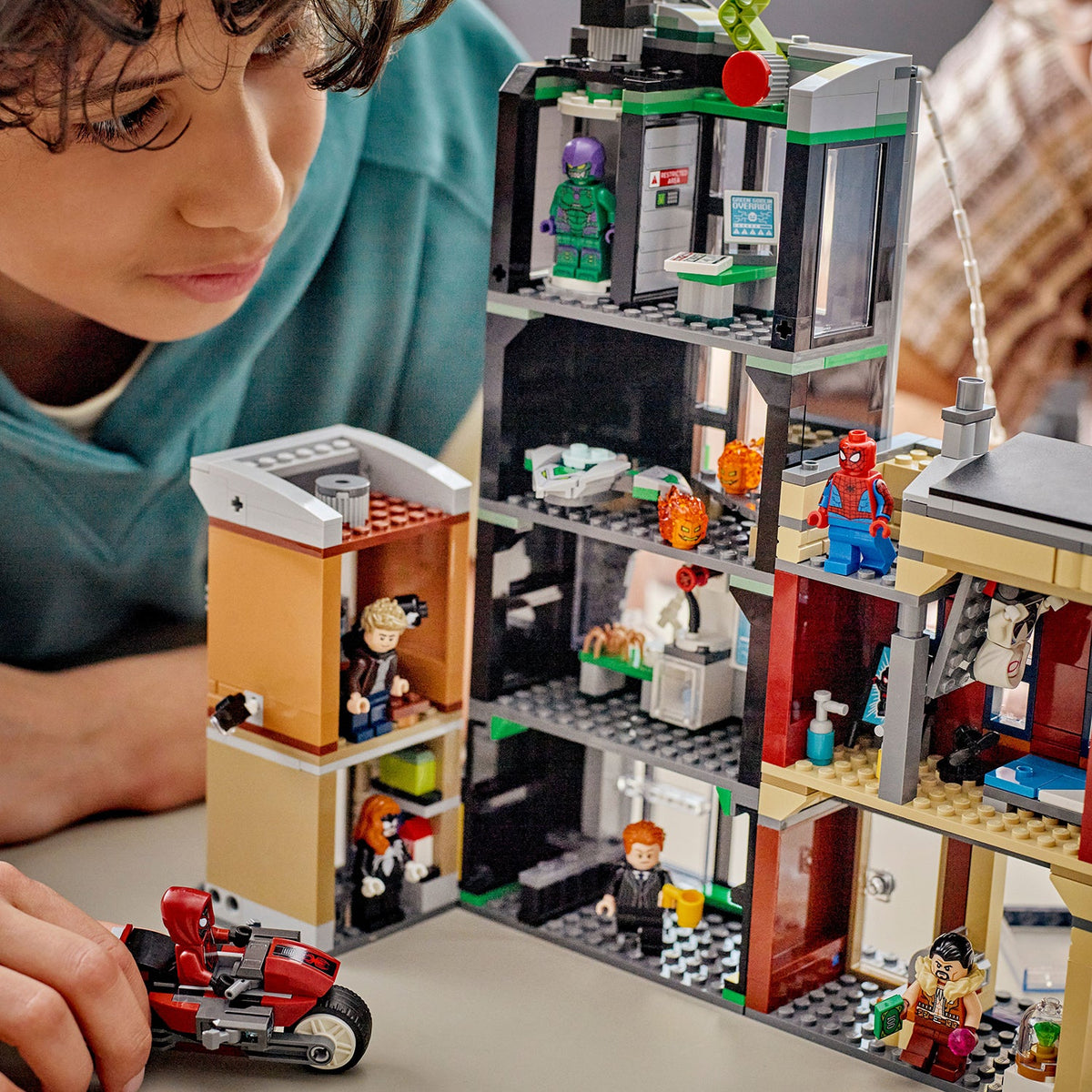 LEGO? ? Marvel Spider-Man vs. Oscorp