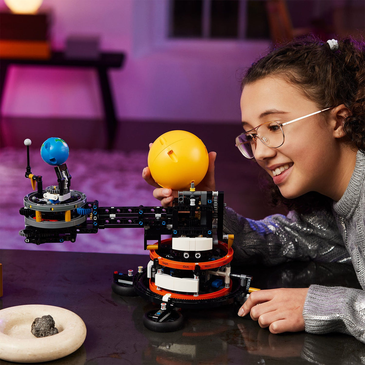 LEGO? Technic Planet Earth and Moon in Orbit