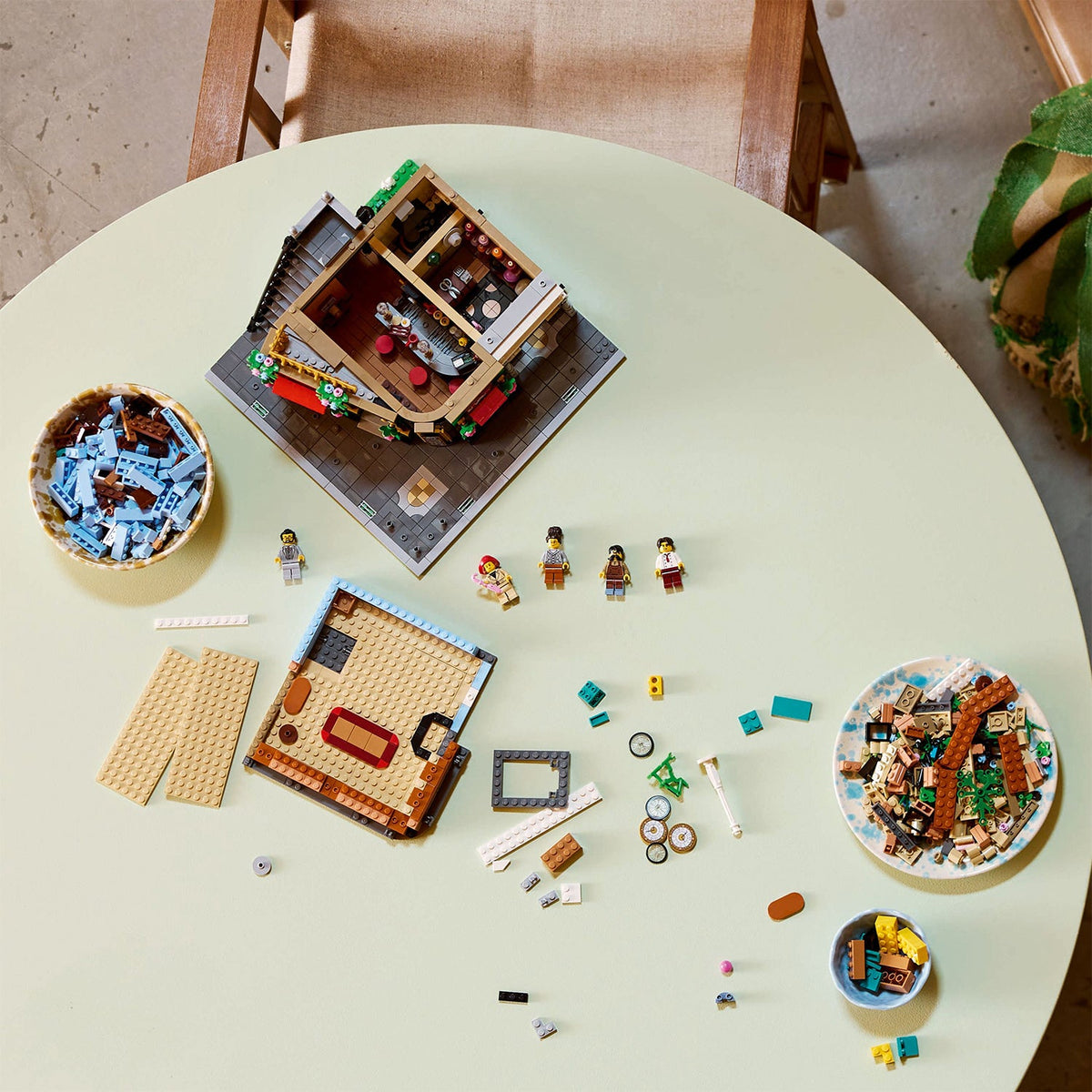 LEGO? Icons Tudor Corner