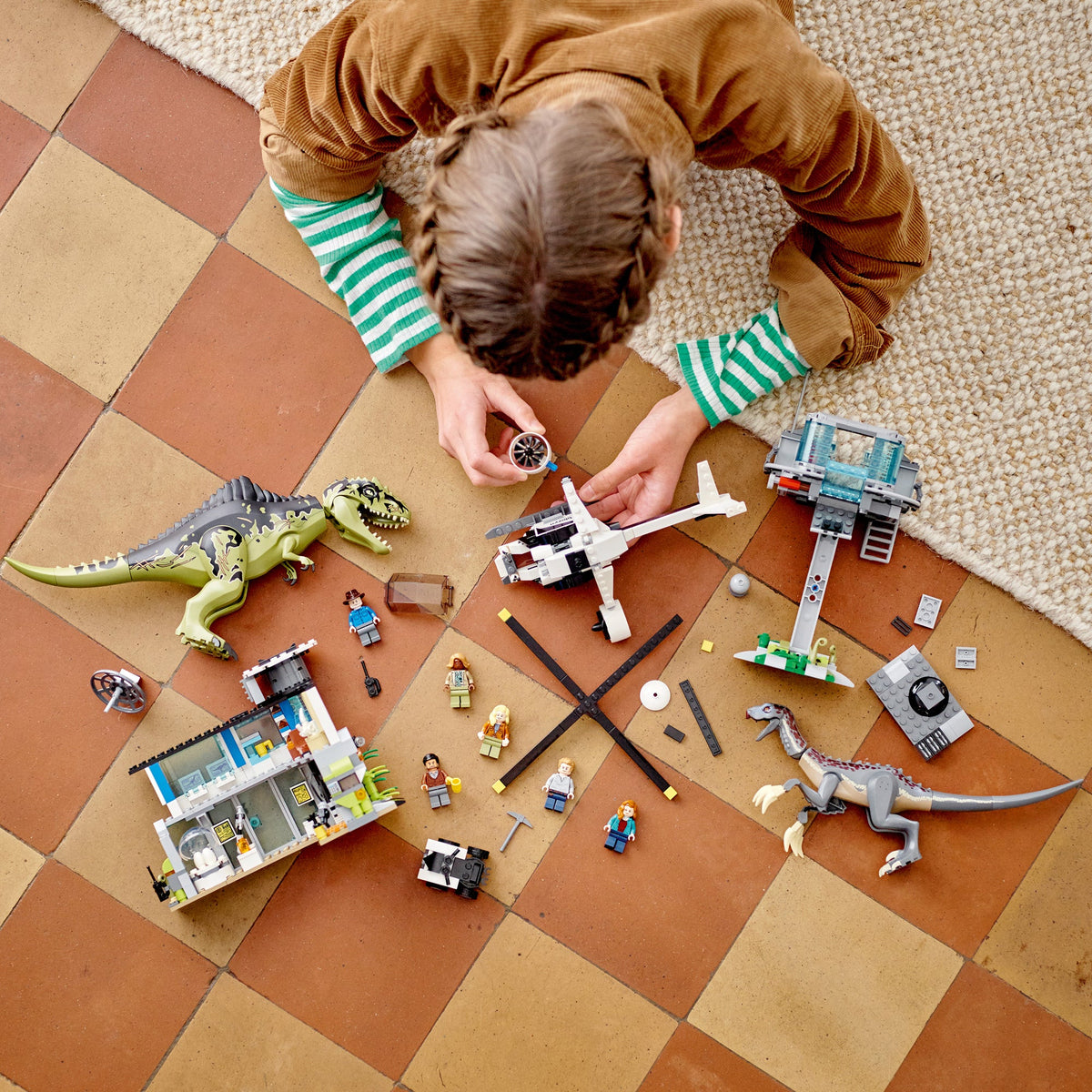 LEGO? Jurassic World Giganotosaurus and Therizinosaurus Attack