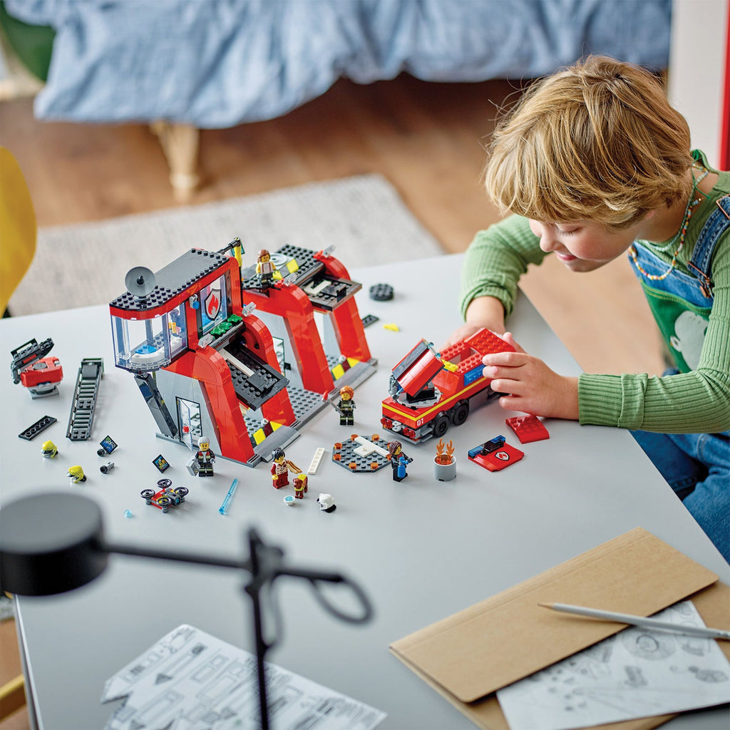 LEGO? City Fire Station with Fire Truck
