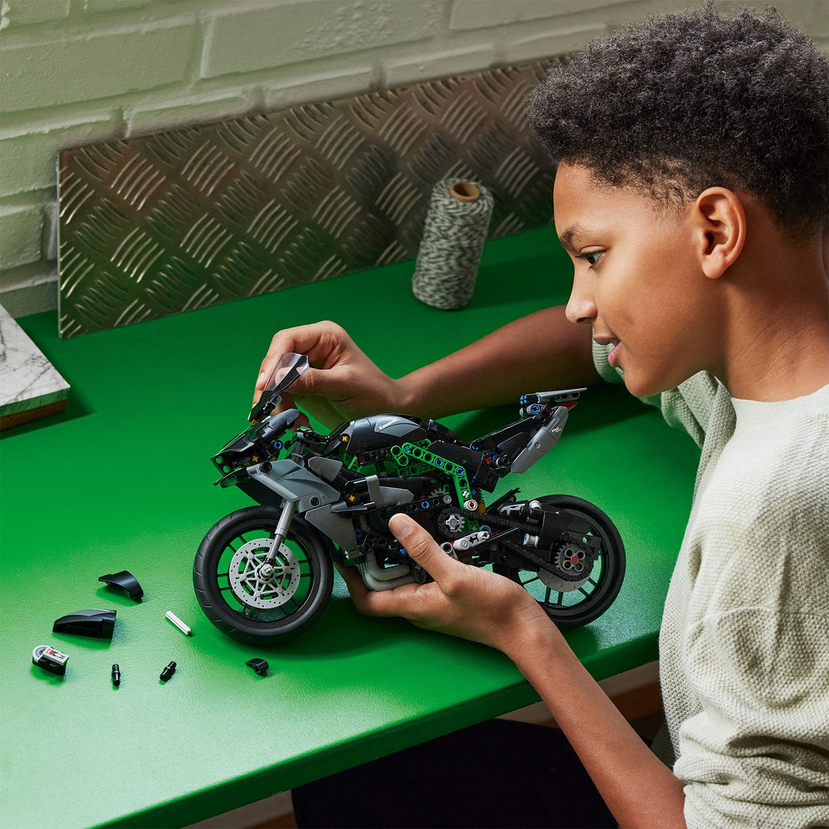 LEGO? Technic Kawasaki Ninja H2R Motorcycle