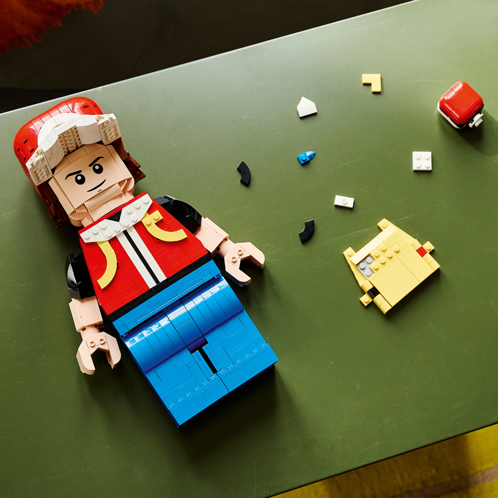 LEGO? Pok¨¦mon? Up-Scaled Red Minifigure