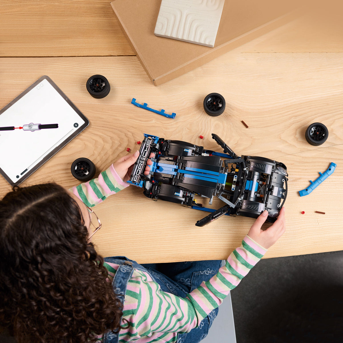 LEGO? Technic Porsche GT4 e-Performance Race Car