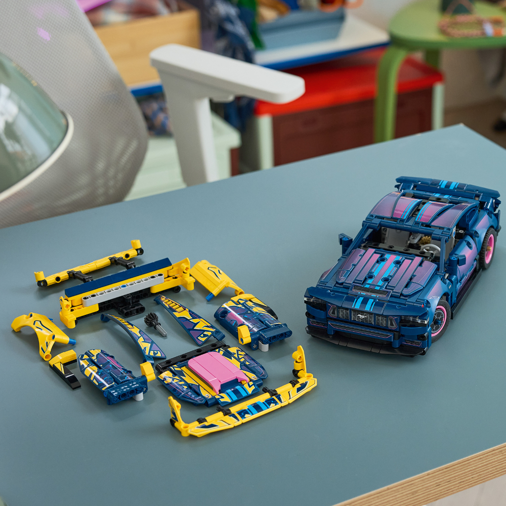 LEGO? Technic Custom Garage Ford Mustang GT Car