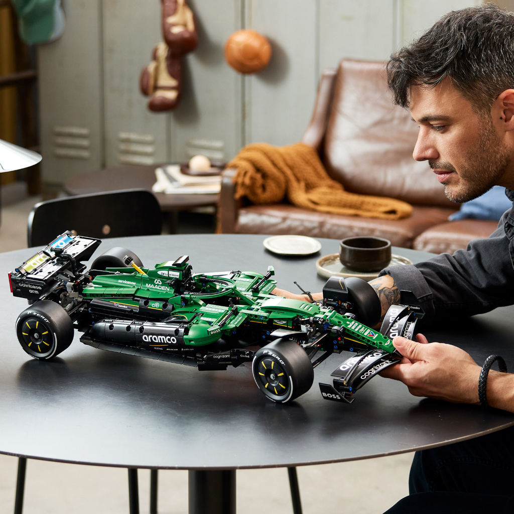 LEGO? Technic Aston Martin Aramco AMR25 F1? Car
