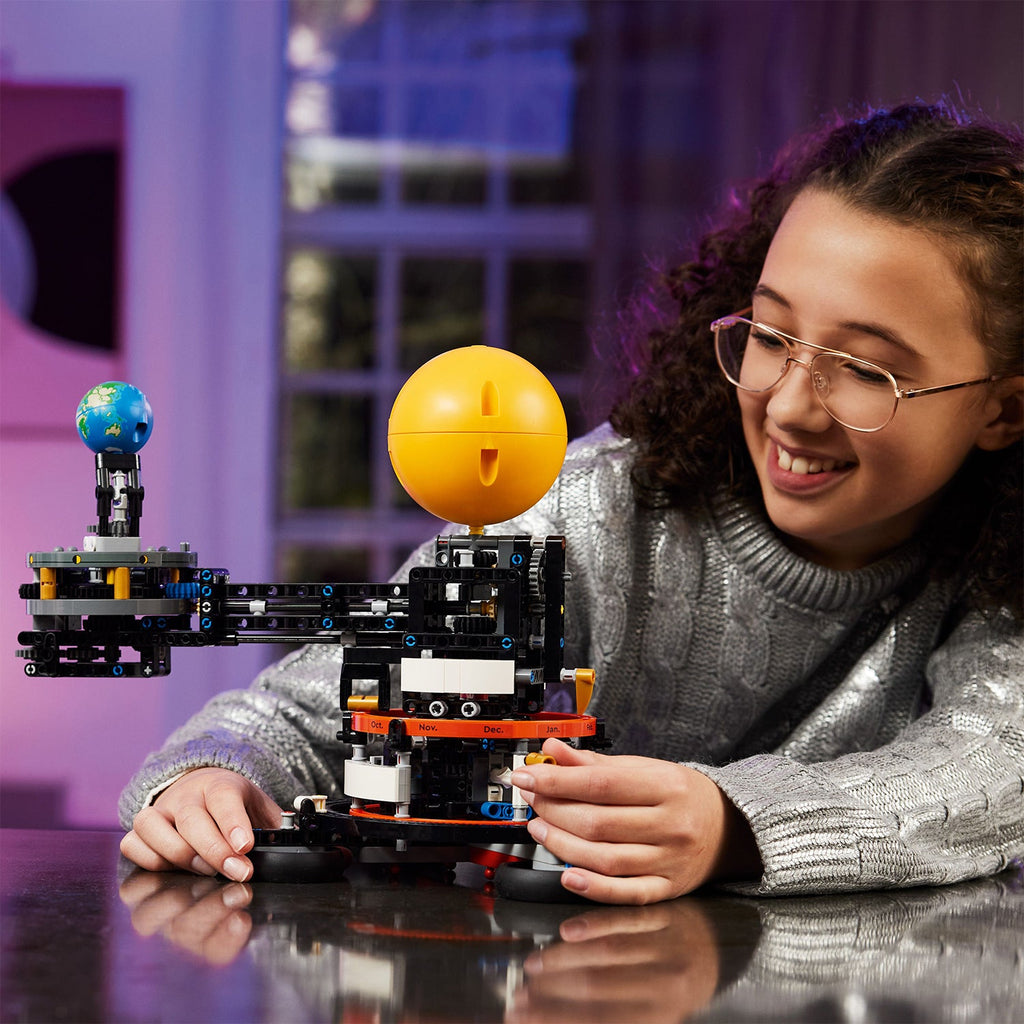 LEGO? Technic Planet Earth and Moon in Orbit