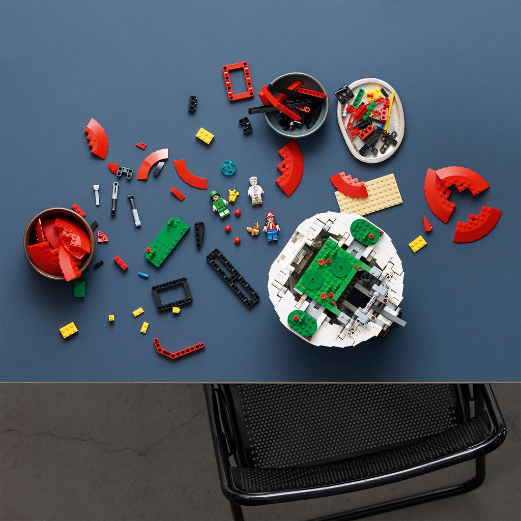 LEGO? Pok¨¦mon? Iconic Trainer Moments Pok¨¦ Ball