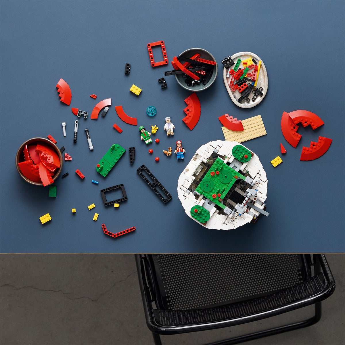 LEGO? Pok¨¦mon? Iconic Trainer Moments Pok¨¦ Ball
