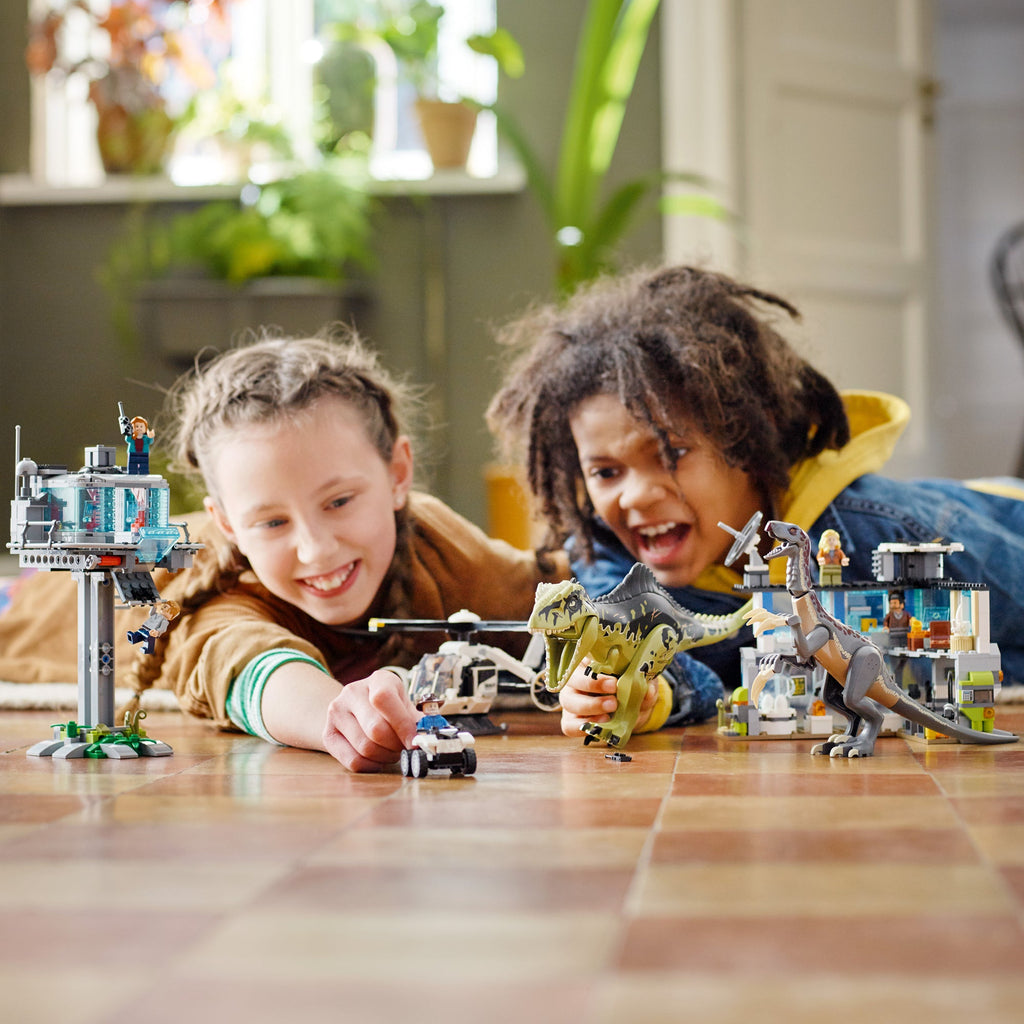 LEGO? Jurassic World Giganotosaurus and Therizinosaurus Attack