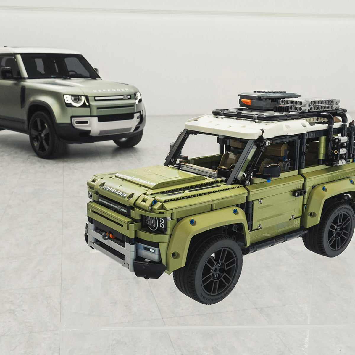 LEGO? Technic Land Rover Defender