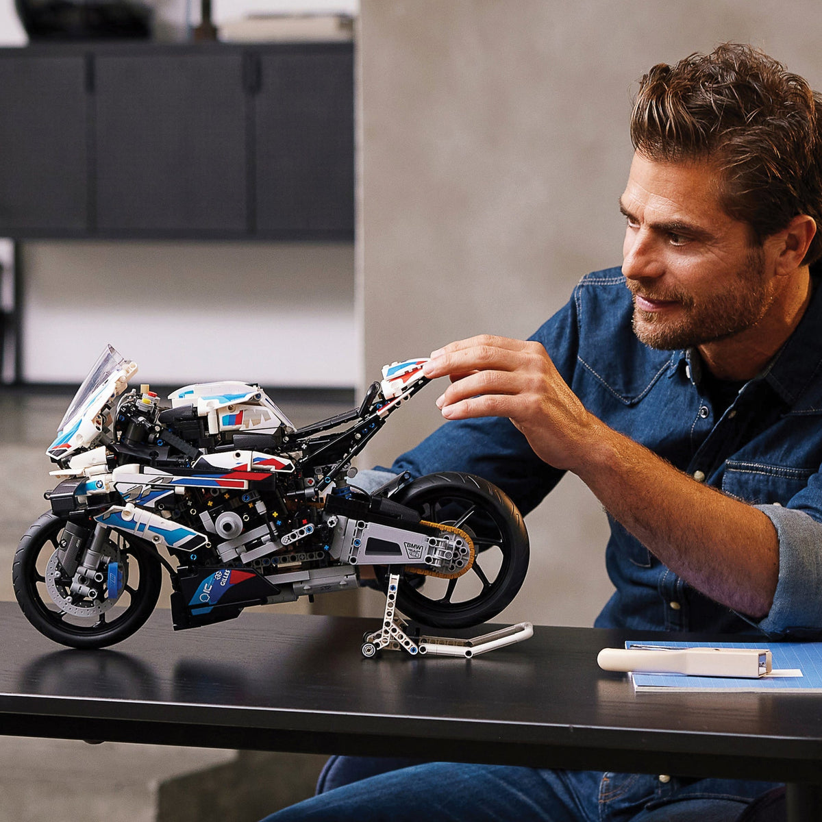 LEGO? Technic BMW M 1000 RR