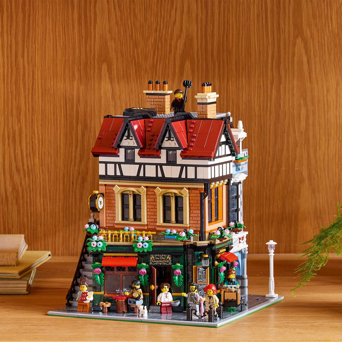 LEGO? Icons Tudor Corner