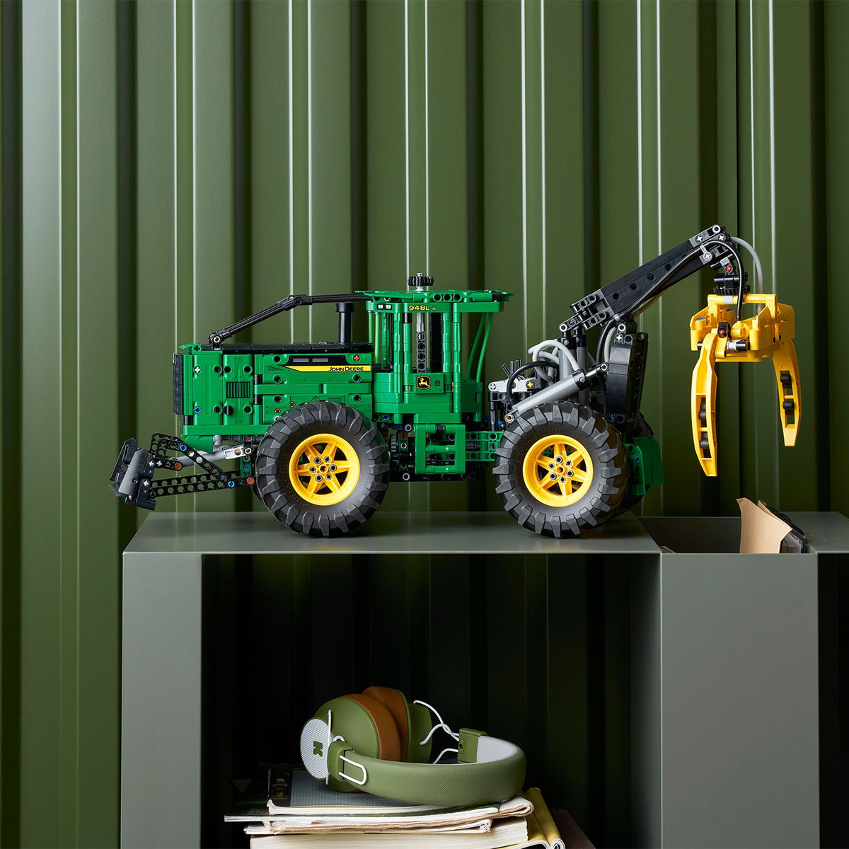 LEGO? Technic John Deere 948L-II Skidder
