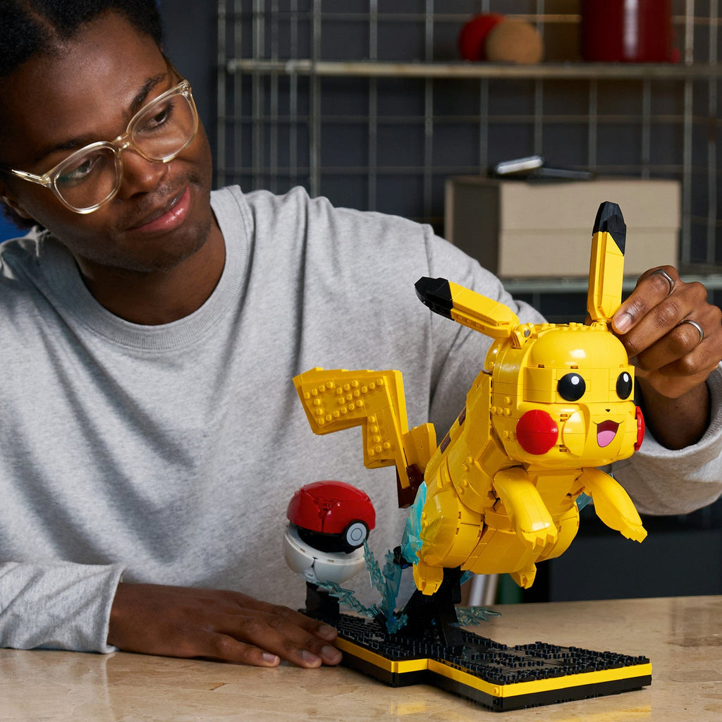 LEGO? Pok¨¦mon? Pikachu and Pok¨¦ Ball