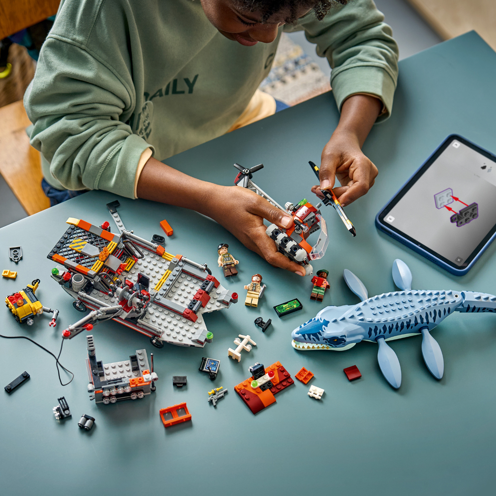 LEGO? Jurassic World Mosasaurus Dinosaur Boat Attack
