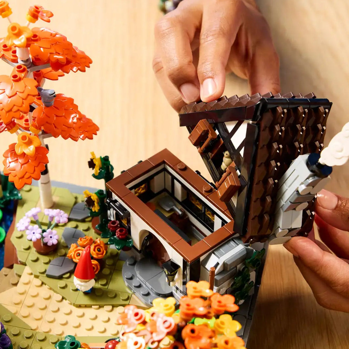 LEGO? Icons Autumn Cottage Garden