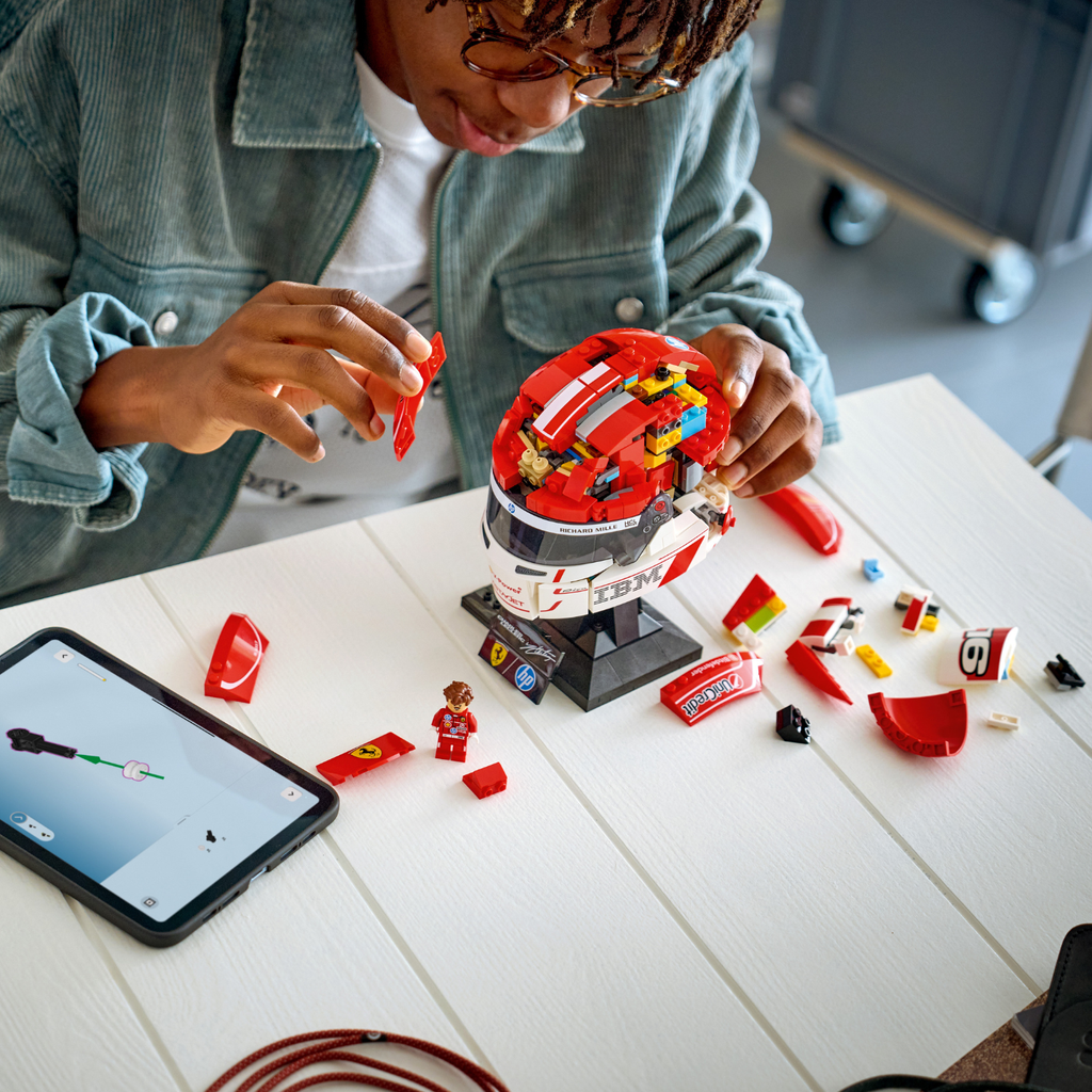 LEGO? Editions Scuderia Ferrari HP Charles Leclerc Helmet