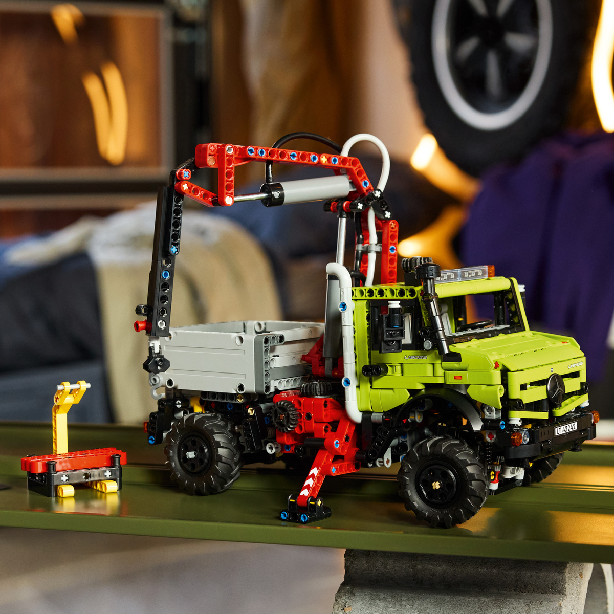 LEGO? Technic Mercedes-Benz Unimog U 5023 with Crane