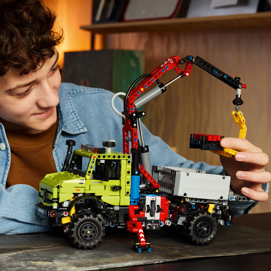 LEGO? Technic Mercedes-Benz Unimog U 5023 with Crane