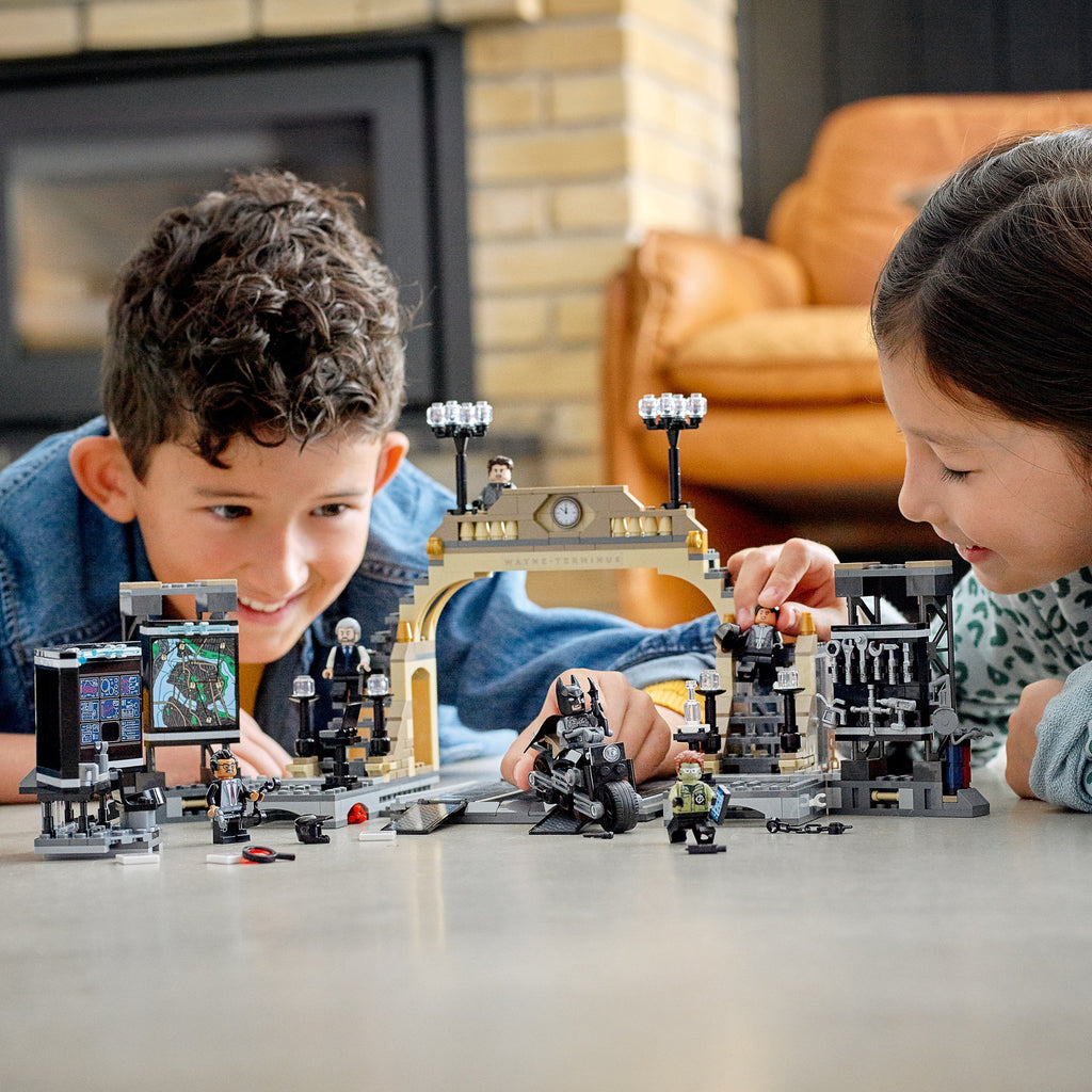 LEGO? DC Batman? Batcave?: The Riddler? Face-off